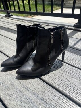 Classic Black Pointed-Toe Boots with Zipper Detailing